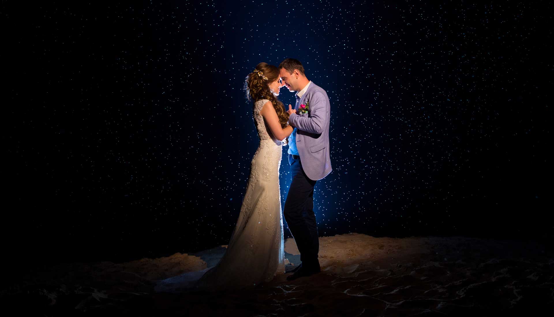 Sposi che ballano sotto le stelle